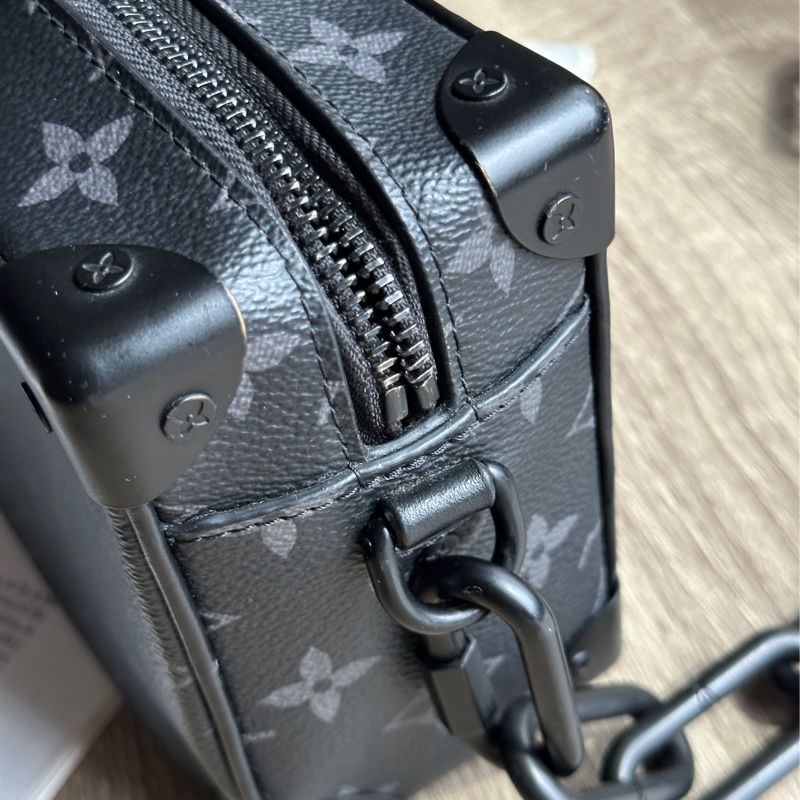 ˗ˏˋ 男生包包首選 º· 𓈒꙳ ˖ Louis Vuitton M44735 王鶴棣同款 Mini Soft Trunk 黑武士 斜背包-11