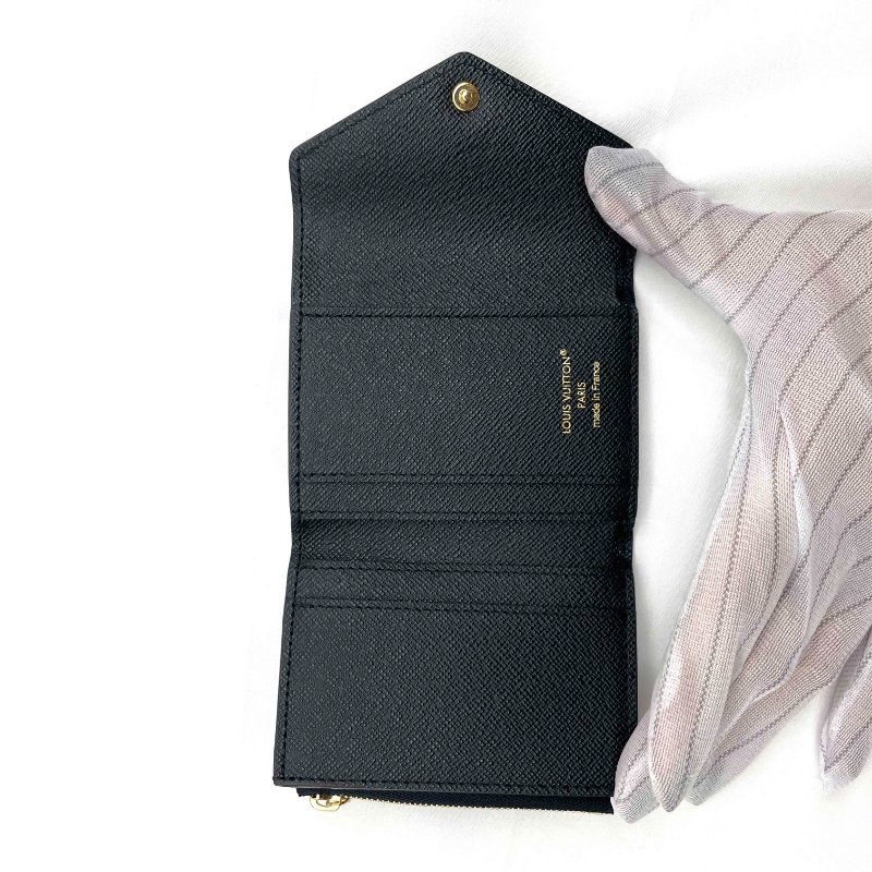 全新現貨 LV M80725 Zoe老花雙拼三折短夾-4