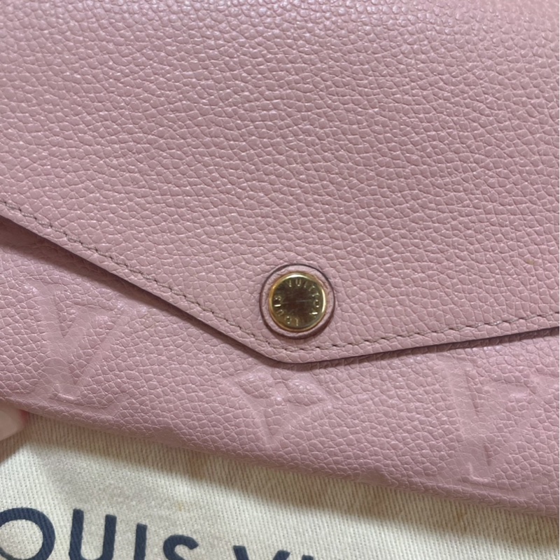 Louis Vuitton LV M64082 Sarah 經典花紋全皮革壓紋扣式 長夾.-2