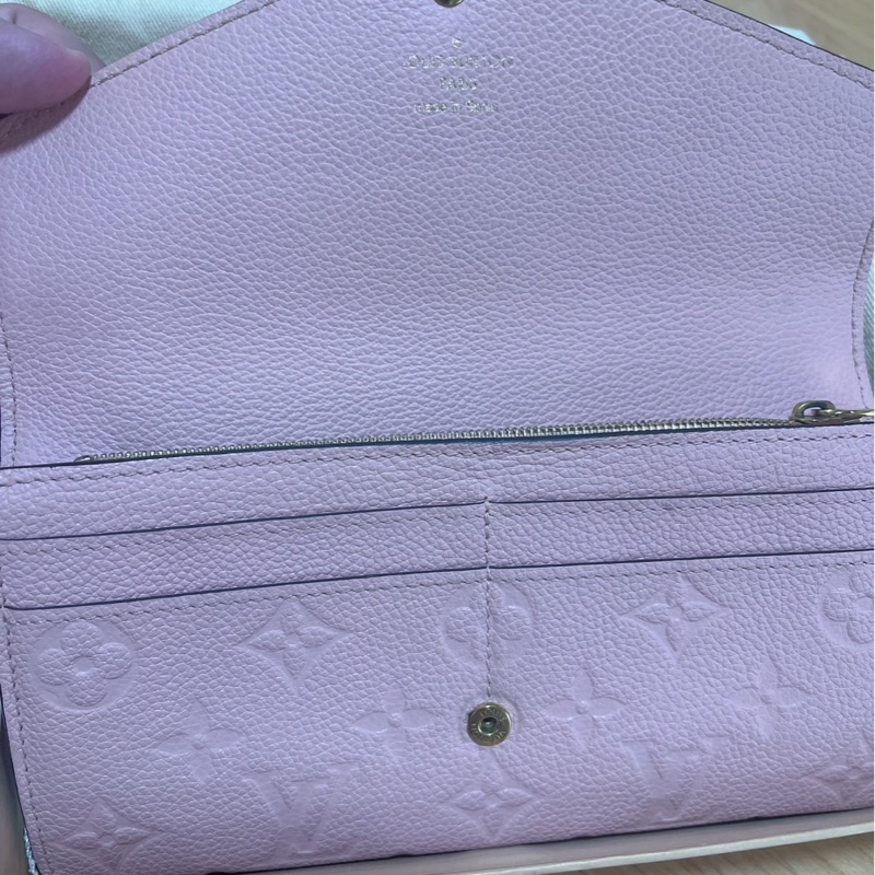 Louis Vuitton LV M64082 Sarah 經典花紋全皮革壓紋扣式 長夾.-3