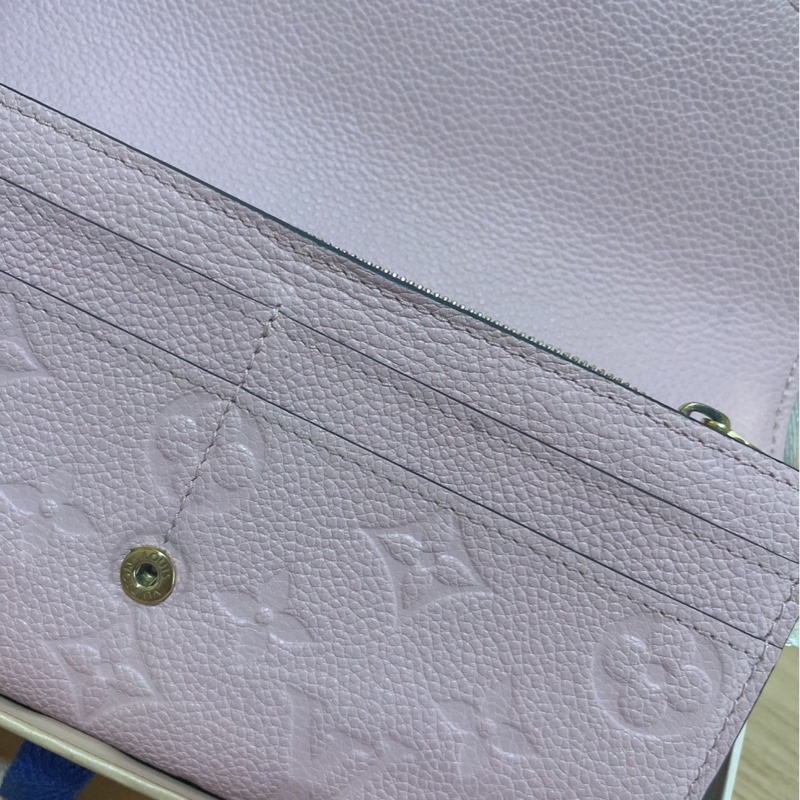 Louis Vuitton LV M64082 Sarah 經典花紋全皮革壓紋扣式 長夾.-5