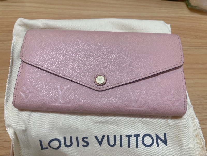 Louis Vuitton LV M64082 Sarah 經典花紋全皮革壓紋扣式 長夾.-7
