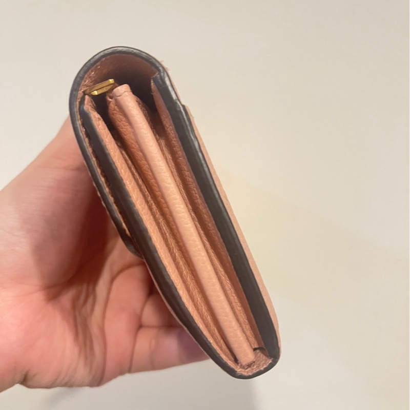 Louis Vuitton LV M64082 Sarah 經典花紋全皮革壓紋扣式 長夾.-12
