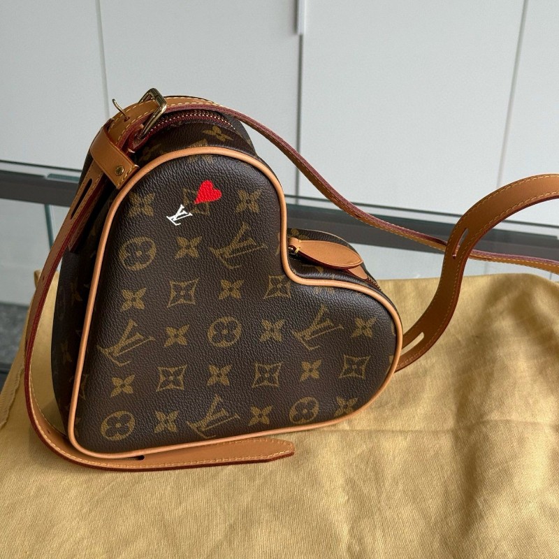 Lv monogram game on bag-1