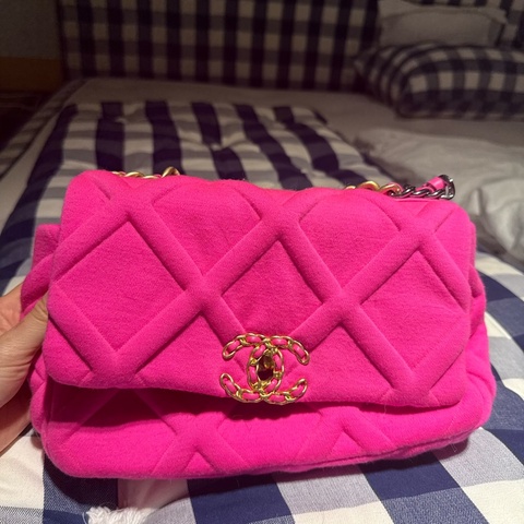 Chanel 瑩光粉布包 送Labubu