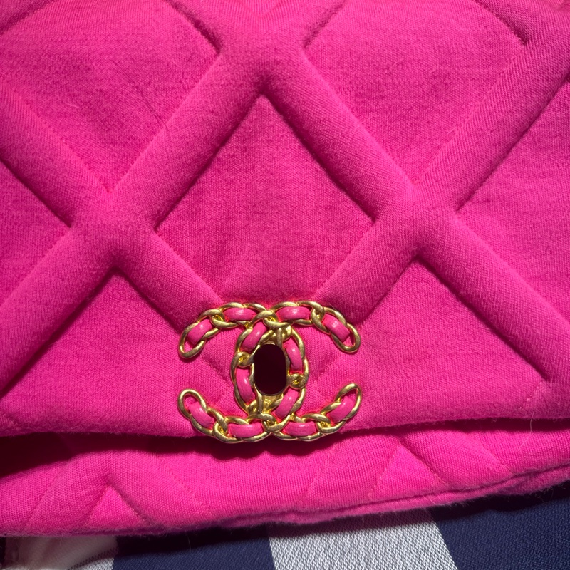 Chanel 瑩光粉布包-1