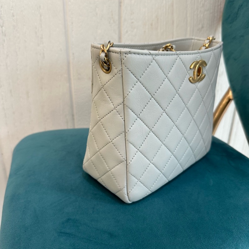 Chanel 淺灰色羊皮Hobo霧金釦流浪斜背包 AS3259-3