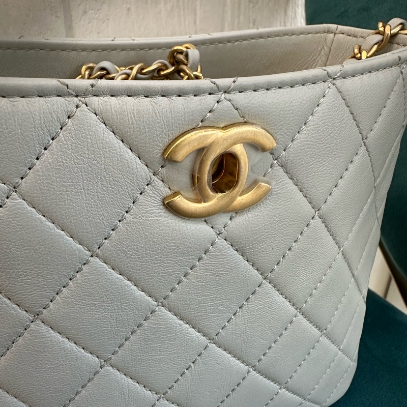 Chanel 淺灰色羊皮Hobo霧金釦流浪斜背包 AS3259-4