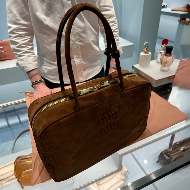 🎉新品好折扣✨Miu Miu 5BB117 大款麂皮 Beau 保齡球包 可可棕色-5