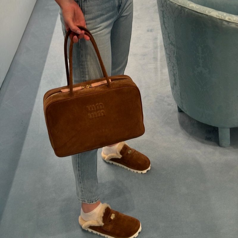 🎉新品好折扣✨Miu Miu 5BB117 大款麂皮 Beau 保齡球包 可可棕色-6