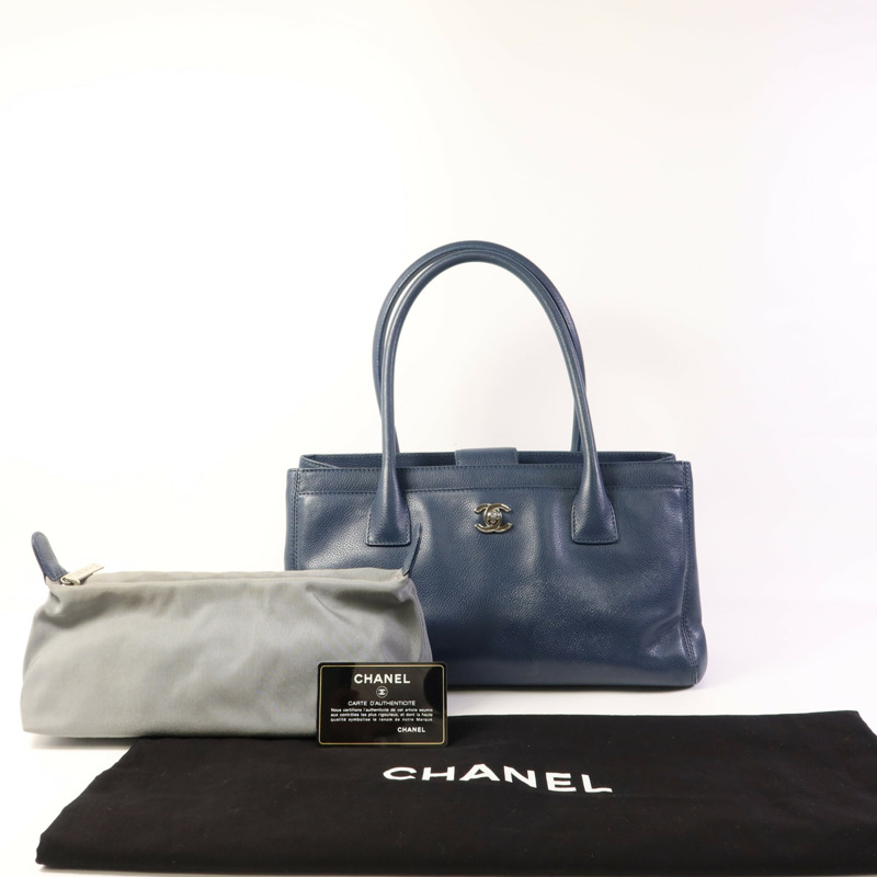 CHANEL 牛皮皮革Shoulder Bag銀扣肩背袋-17
