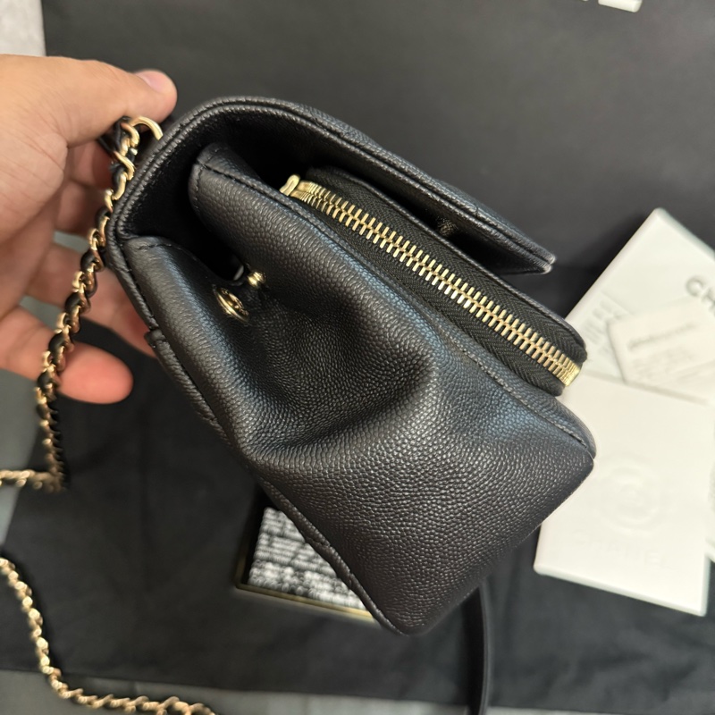 Chanel 黑色荔枝牛皮金釦郵差包 小號-3