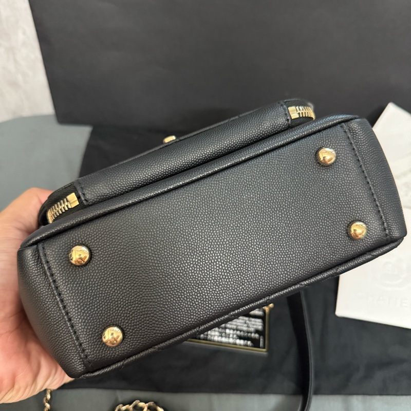Chanel 黑色荔枝牛皮金釦郵差包 小號-4