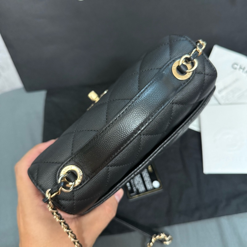 Chanel 黑色荔枝牛皮金釦郵差包 小號-6