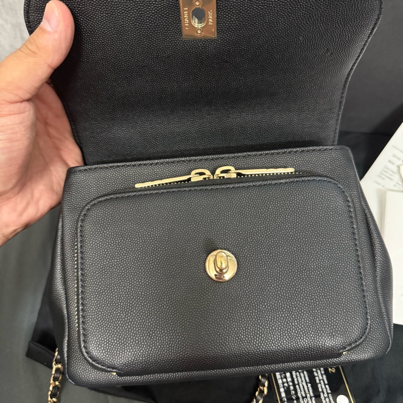 Chanel 黑色荔枝牛皮金釦郵差包 小號-7