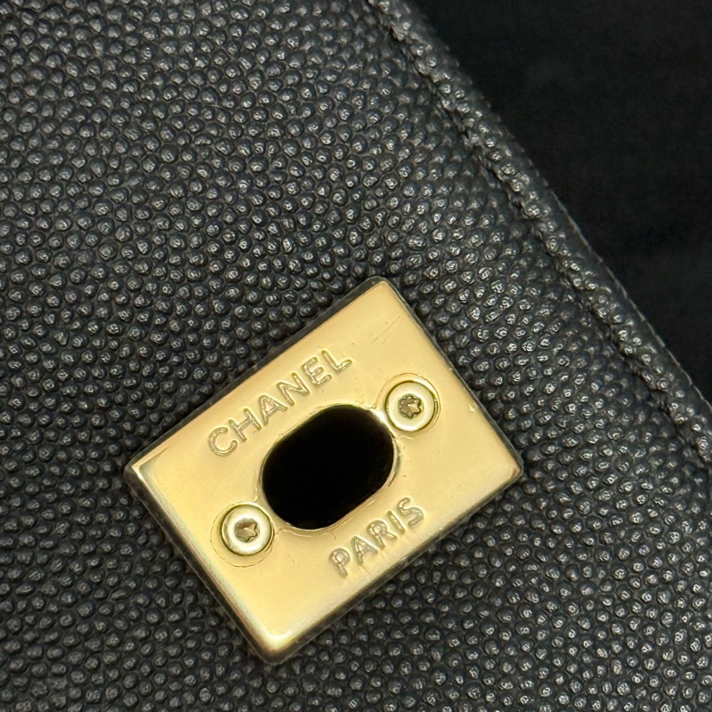 Chanel 黑色荔枝牛皮金釦郵差包 小號-8