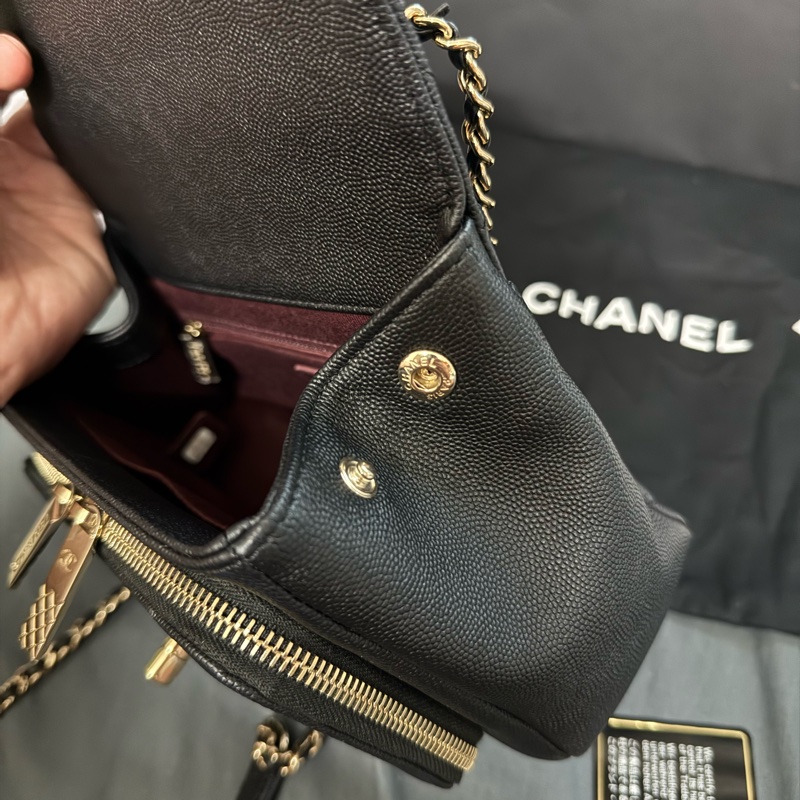 Chanel 黑色荔枝牛皮金釦郵差包 小號-9