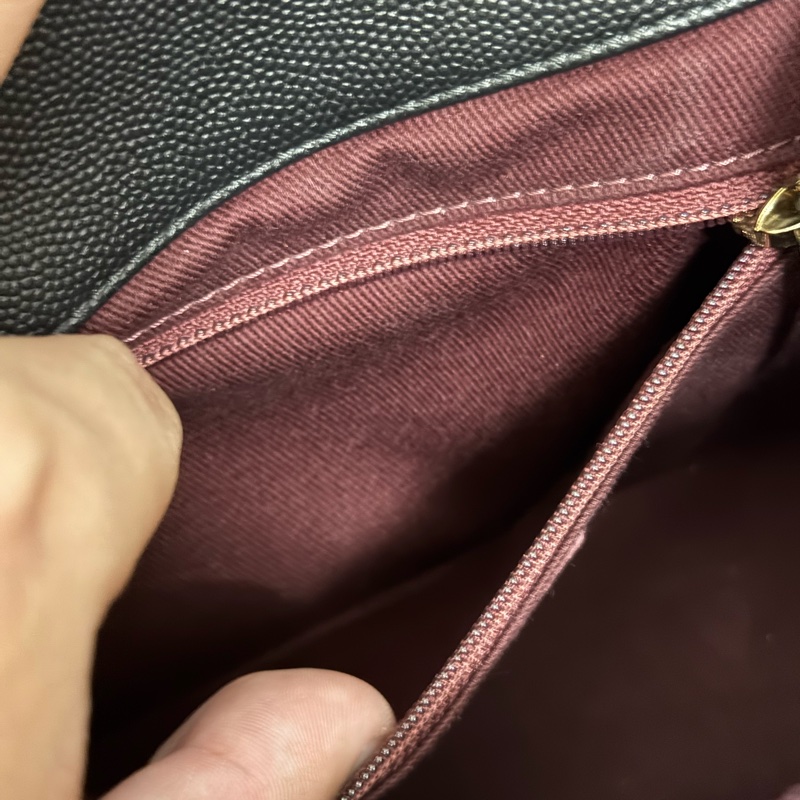 Chanel 黑色荔枝牛皮金釦郵差包 小號-13