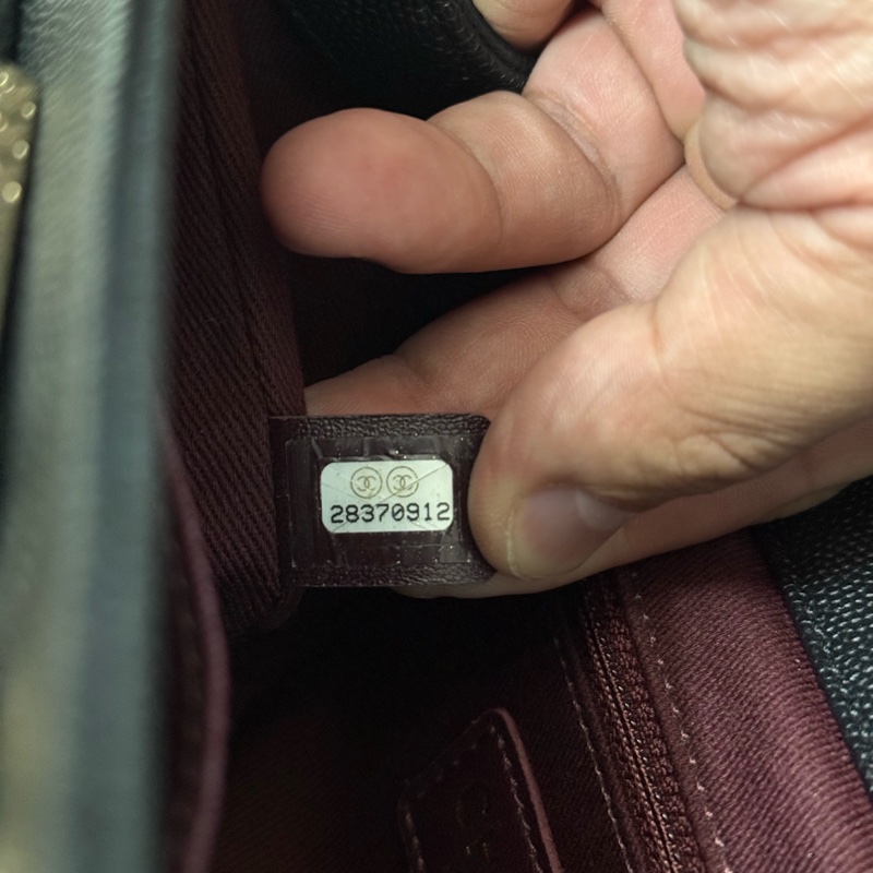 Chanel 黑色荔枝牛皮金釦郵差包 小號-15