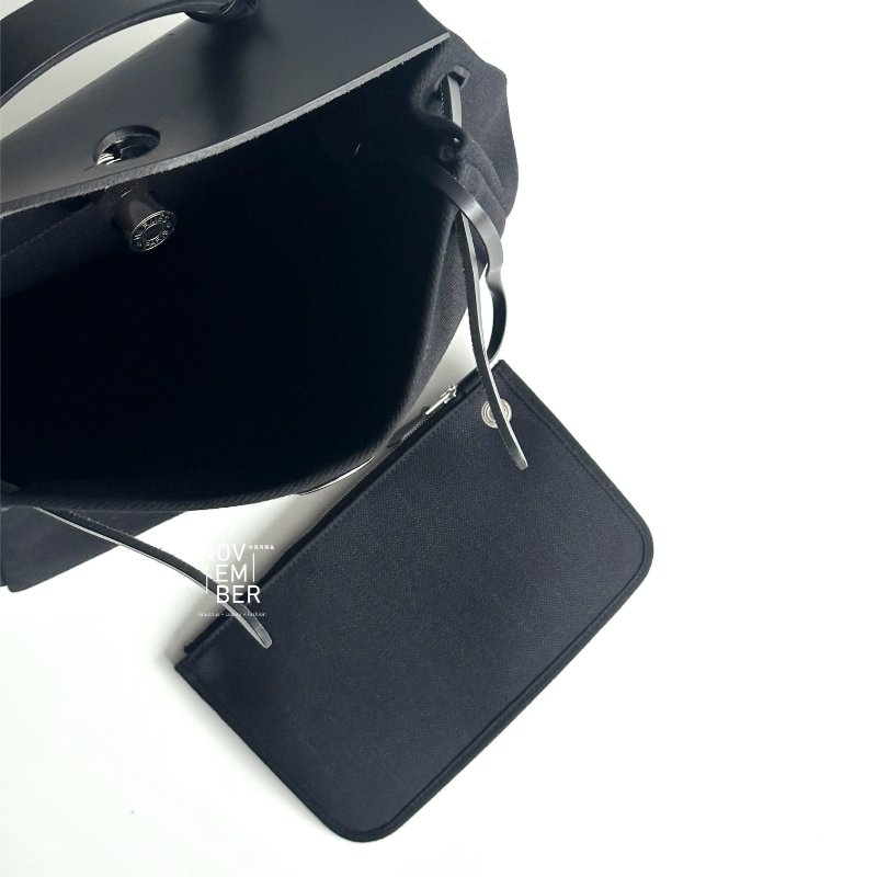 全配有購證🔖 大容量 Hermès 愛馬仕 Herbag31 黑色銀釦 斜背包 男女都適合-3