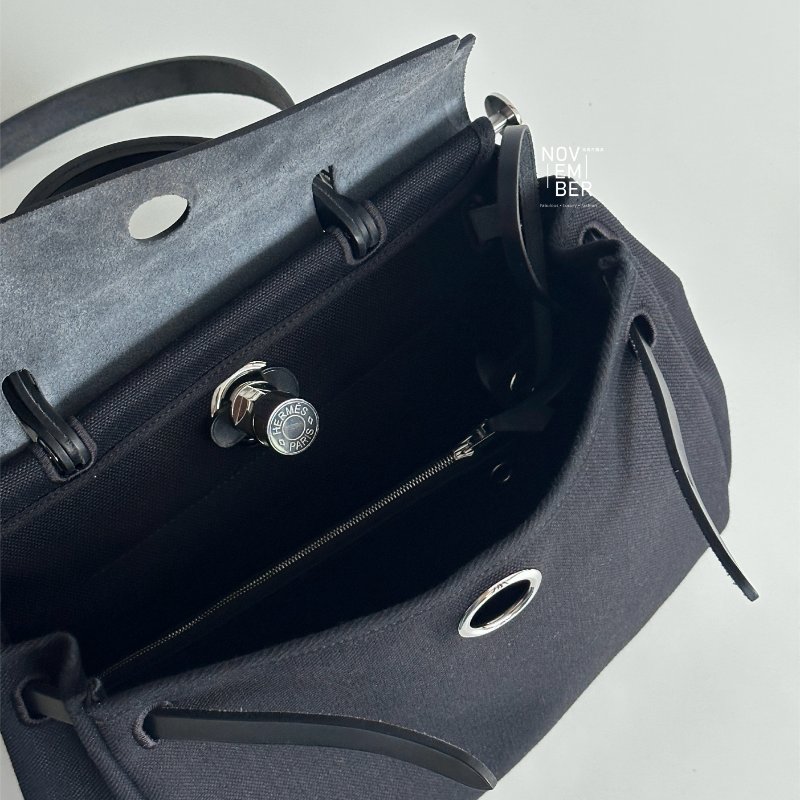 全配有購證🔖 大容量 Hermès 愛馬仕 Herbag31 黑色銀釦 斜背包 男女都適合-4