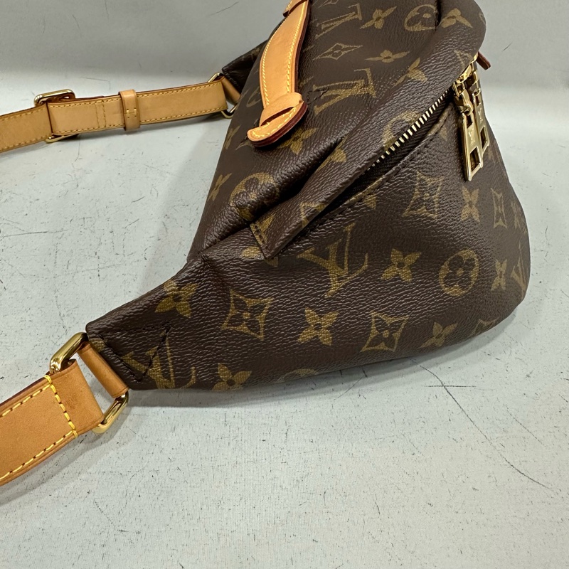 LV M43644 原花金釦胸口包 晶片款-3