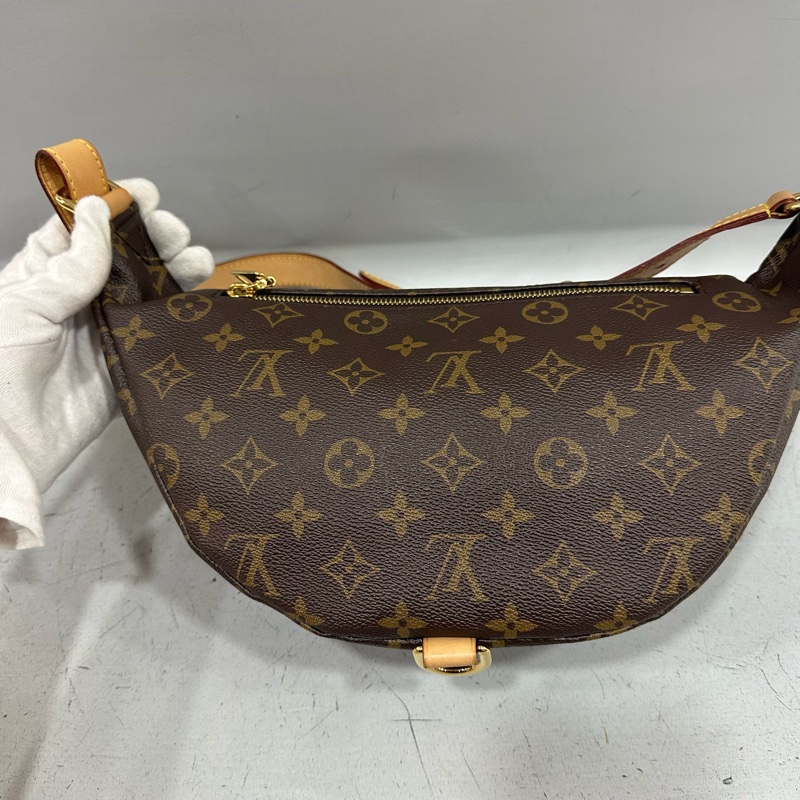 LV M43644 原花金釦胸口包 晶片款-6