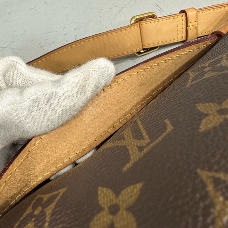 LV M43644 原花金釦胸口包 晶片款-16