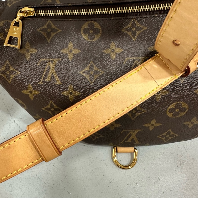 LV M43644 原花金釦胸口包 晶片款-24