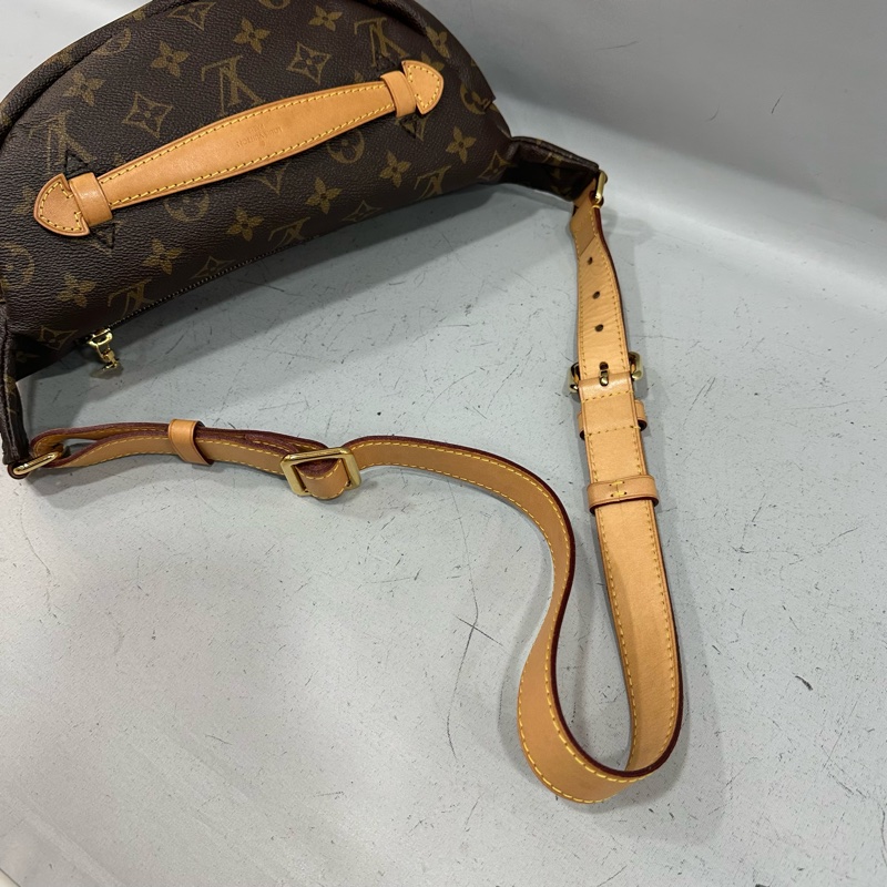 LV M43644 原花金釦胸口包 晶片款-32