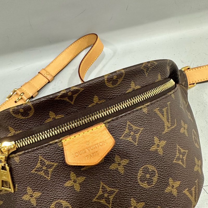 LV M43644 原花金釦胸口包 晶片款-34