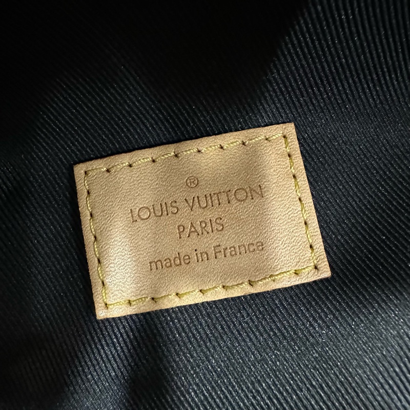 LV M43644 原花金釦胸口包 晶片款-39