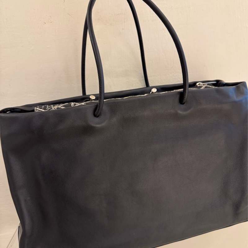 Chanel 白色字樣肩背購物包-1