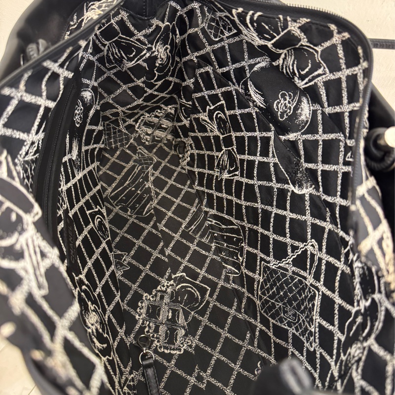 Chanel 白色字樣肩背購物包-7