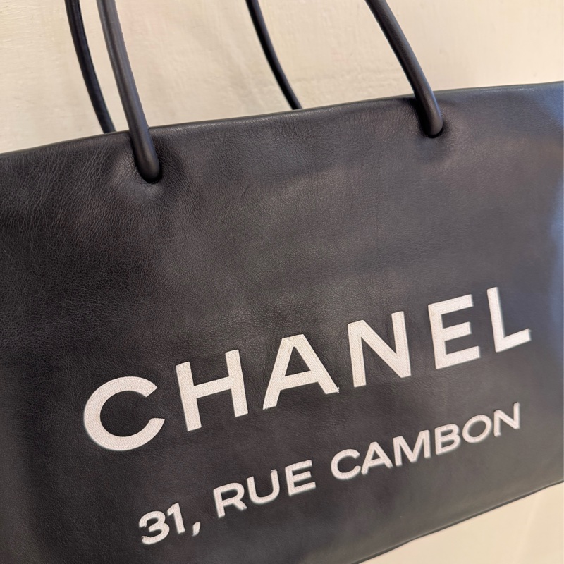 Chanel 白色字樣肩背購物包-10