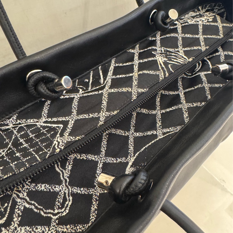 Chanel 白色字樣肩背購物包-13