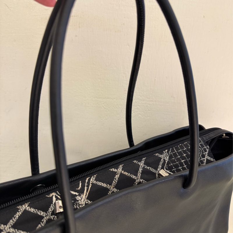 Chanel 白色字樣肩背購物包-14