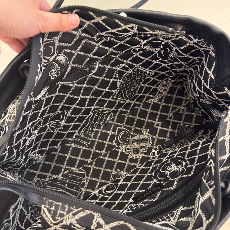 Chanel 白色字樣肩背購物包-18