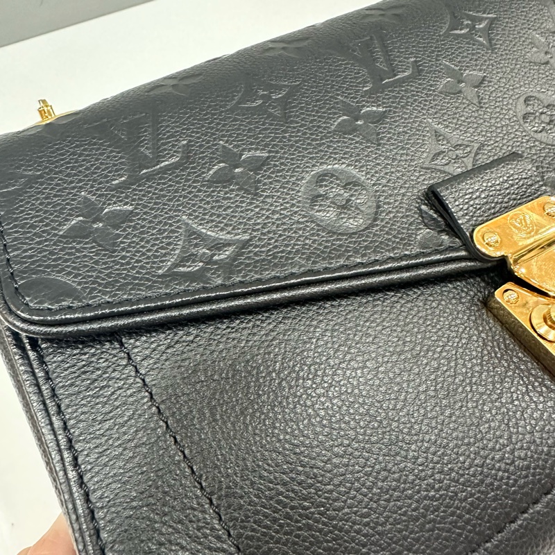 LV M48931 黑牛皮壓紋金釦GERMAIN 斜背包PM-11