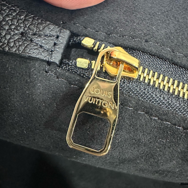 LV M48931 黑牛皮壓紋金釦GERMAIN 斜背包PM-29