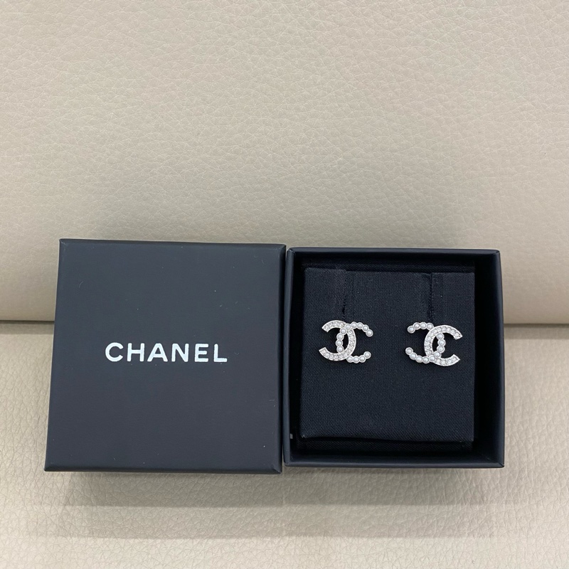 CHANEL 24款經典雙c 珍珠水鑽耳釘 銀色-4