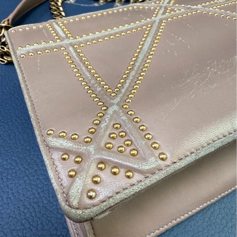 Dior 藕粉鉚釘 盾牌包斜肩包-15