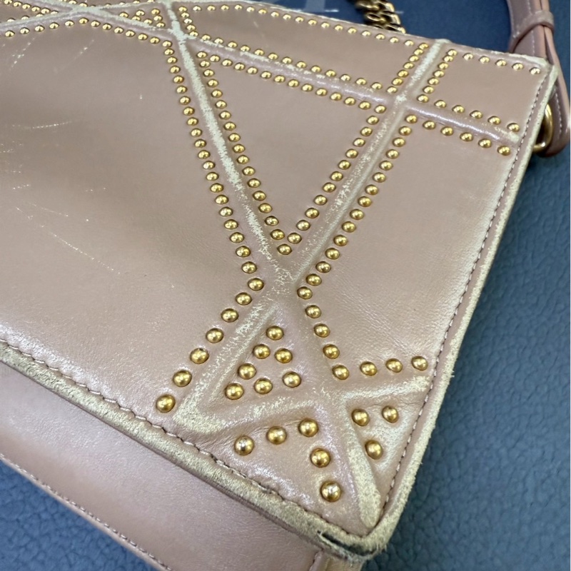 Dior 藕粉鉚釘 盾牌包斜肩包-26