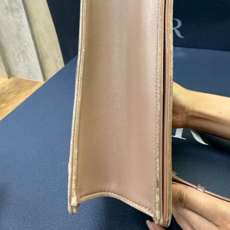 Dior 藕粉鉚釘 盾牌包斜肩包-29