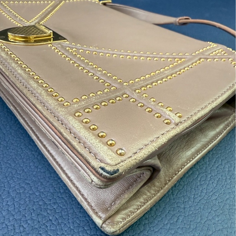 Dior 藕粉鉚釘 盾牌包斜肩包-30