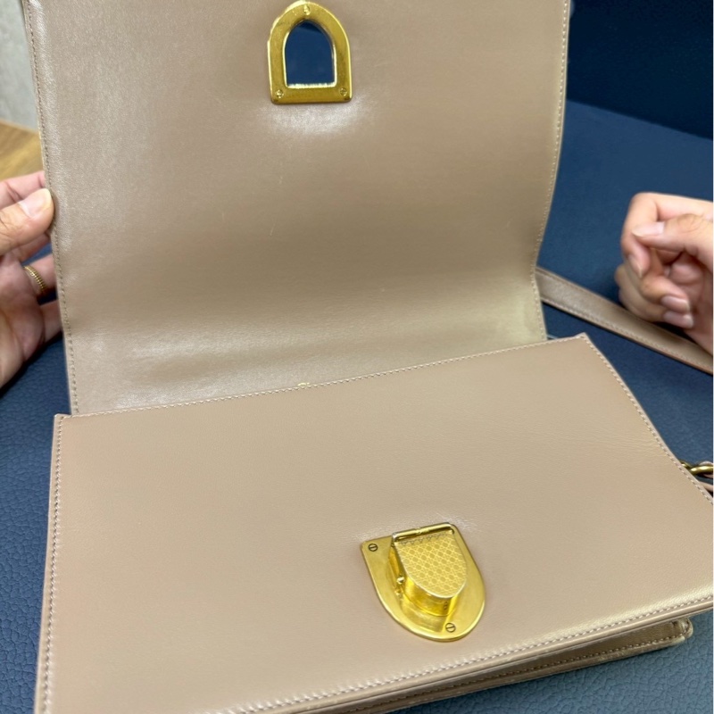 Dior 藕粉鉚釘 盾牌包斜肩包-32