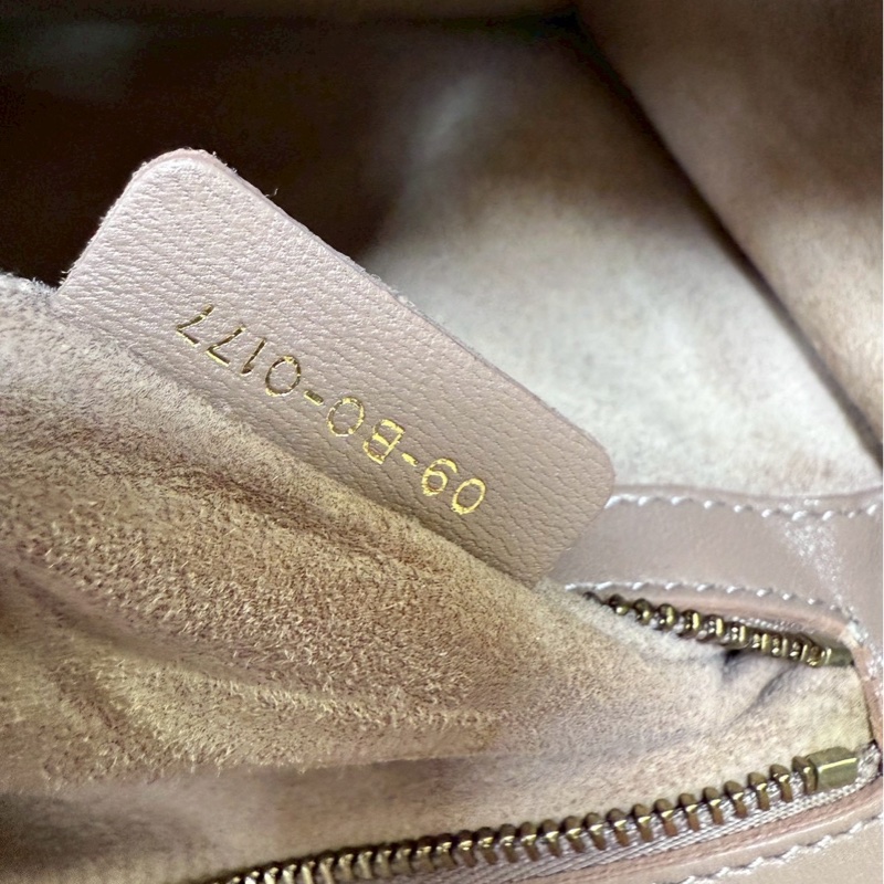 Dior 藕粉鉚釘 盾牌包斜肩包-36