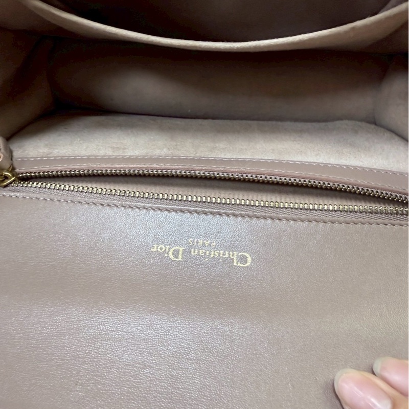 Dior 藕粉鉚釘 盾牌包斜肩包-38