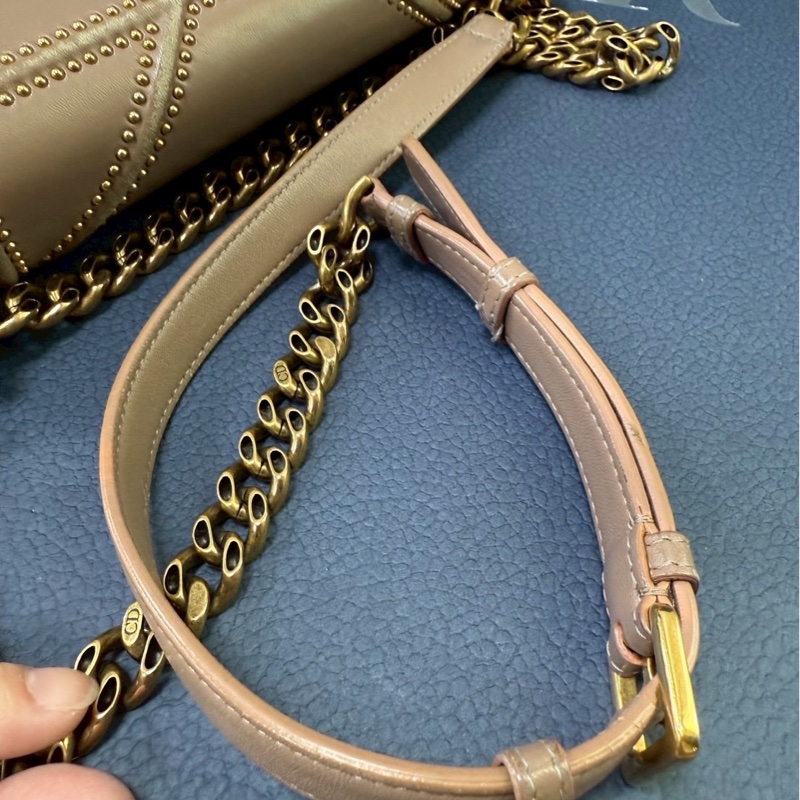 Dior 藕粉鉚釘 盾牌包斜肩包-39