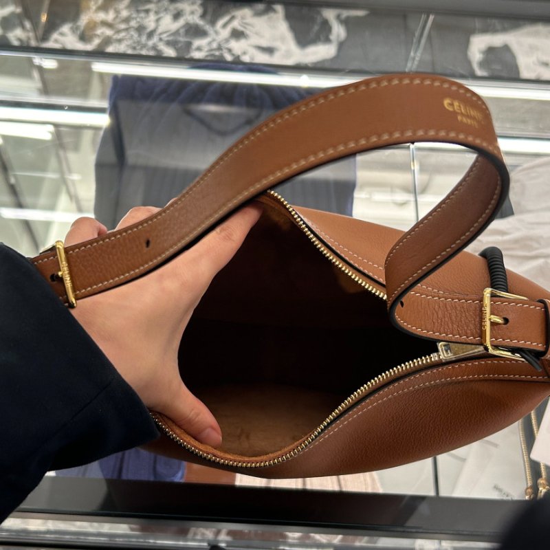 🎉新品好折扣✨Celine 114713 中款 Heloise Cuir 凱旋門柔軟小牛皮包 棕褐色﻿-11